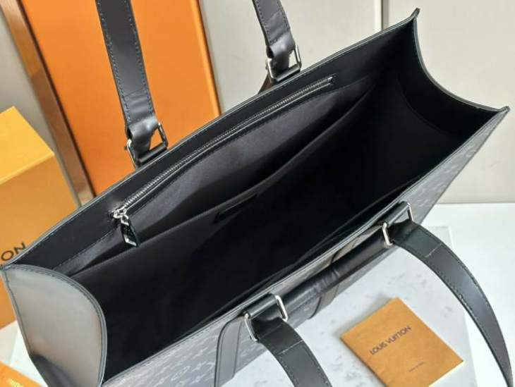 Picture of Louis Vuitton Mens Bags _SKUfw173827370fw
